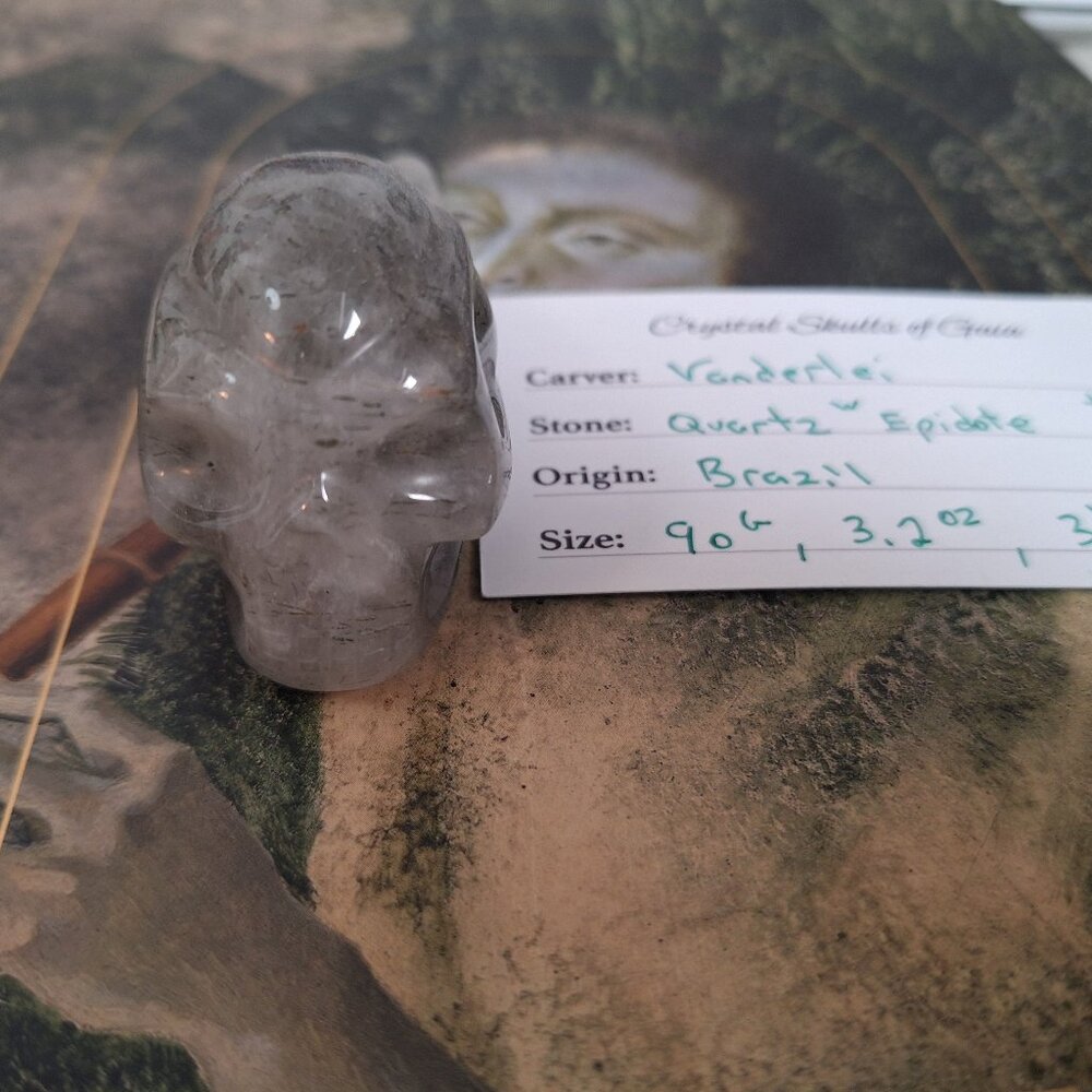 Quartz with epidote traveling skull